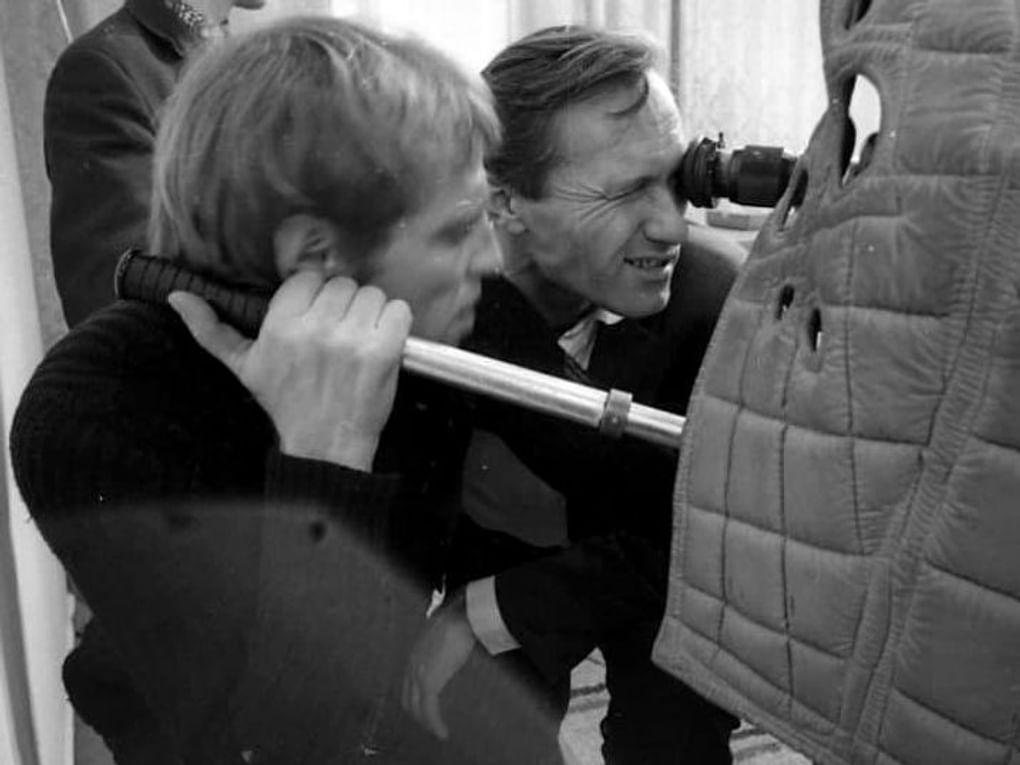 Василий Шукшин (справа) и оператор Анатолий Заболоцкий на съемках художественного фильма Василия Шукшина «Печки-лавочки». 1972 год.  Фотография: Игорь Гневашев / Музей кино, Москва