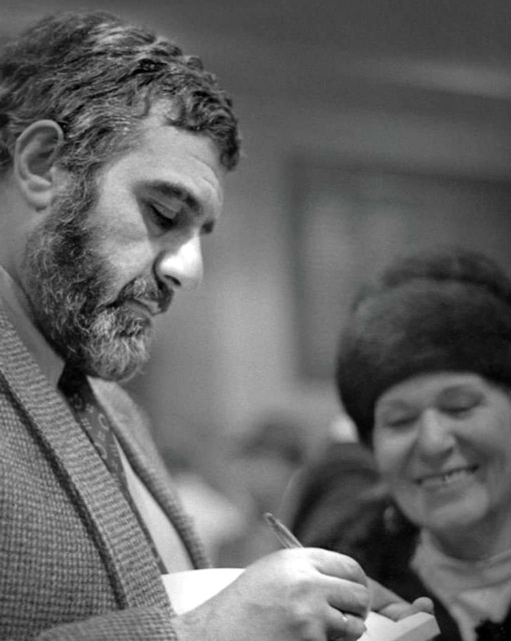 Сергей Довлатов подписывает книгу поклоннице Ирине Дон-Уманской. Нью-Йорк, США, 1986 год. Фотография: Нина Аловерт / Государственный объединенный музей-заповедник истории Дальнего Востока им. В.К. Арсеньева, Владивосток