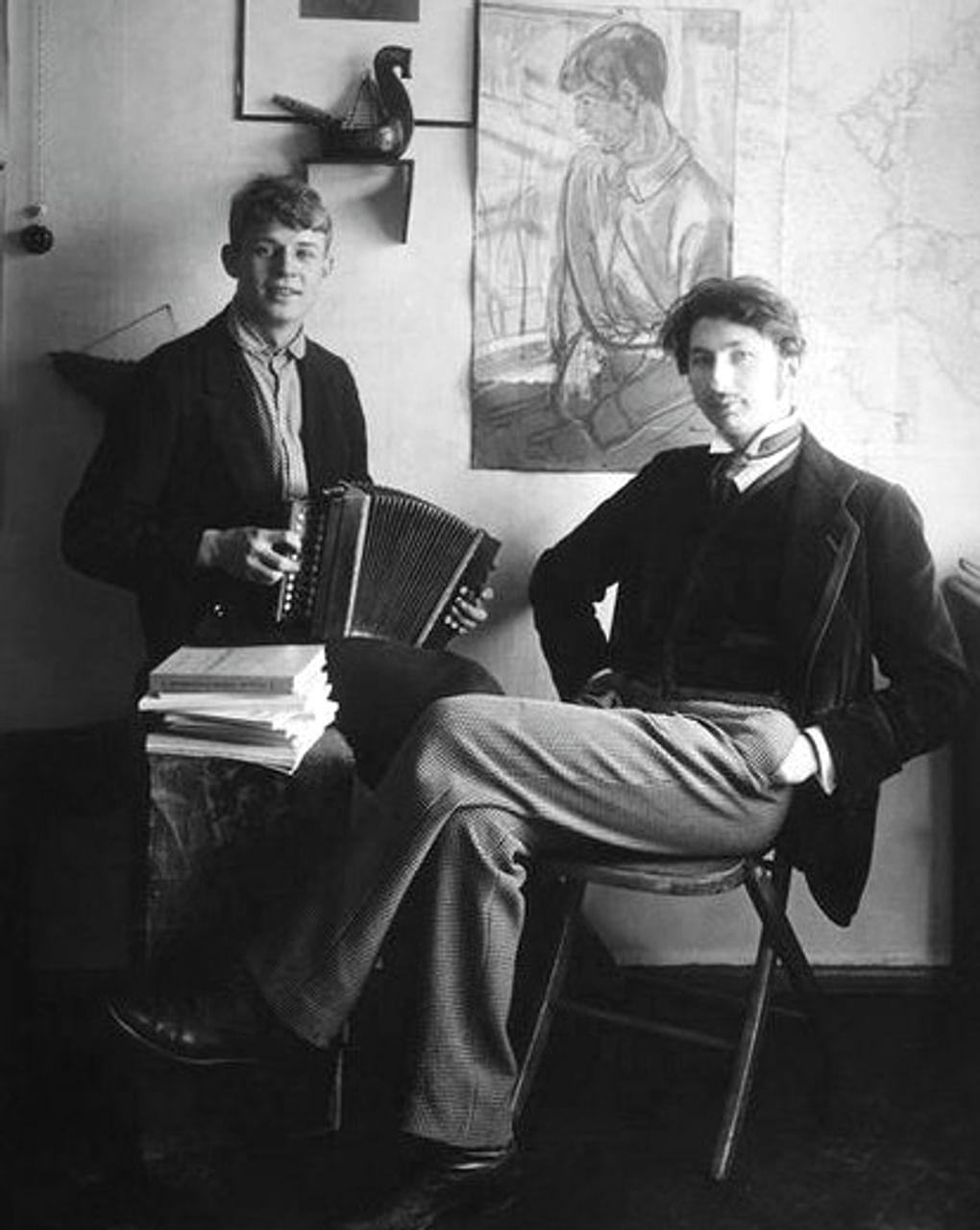 Сергей Есенин (слева) и поэт Сергей Городецкий. Петроград, 1915 год. Фотография: Михаил Мурашев / Государственный музей истории российской литературы имени В.И. Даля (Государственный литературный музей), Москва