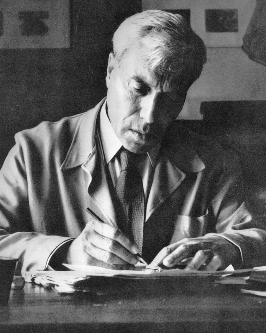 Борис Пастернак пишет благодарственное письмо в Нобелевский комитет. 1958 год. Фотография: Макс Френкель / Собрание семьи Пастернаков / <a href="https://russiainphoto.ru/" target="_blank">russiainphoto.ru</a>