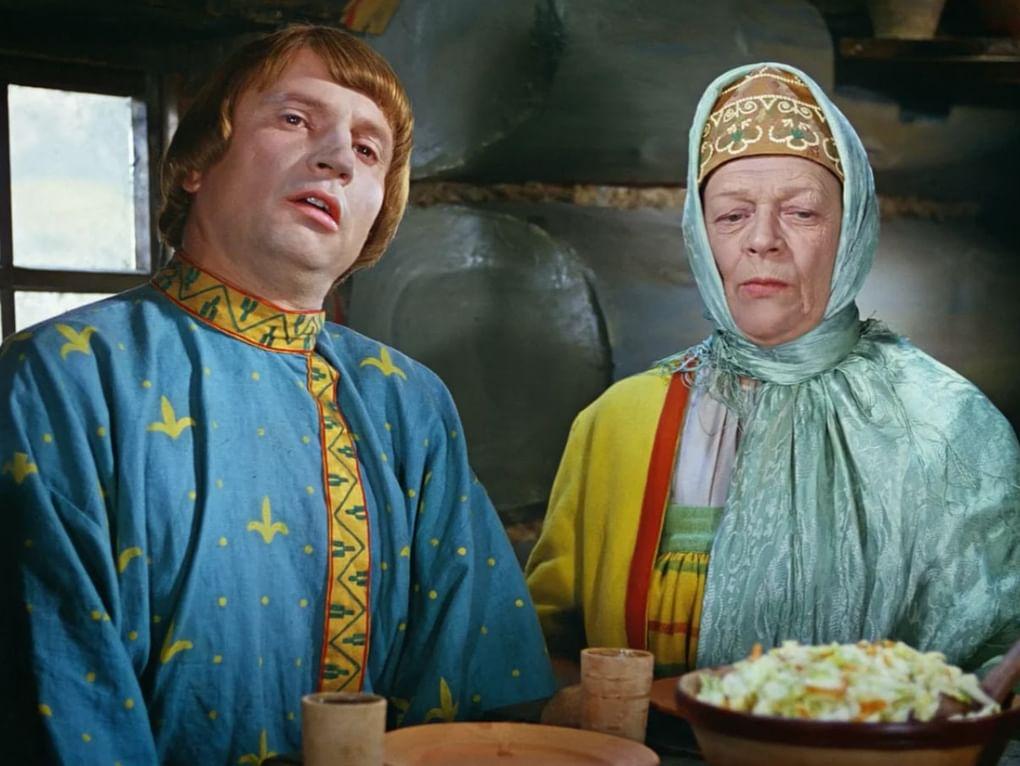 Татьяна Пельтцер в роли матери жениха и Валентин Брылеев в роли жениха в музыкальном фильме-сказке Александра Роу «Морозко» (1964)