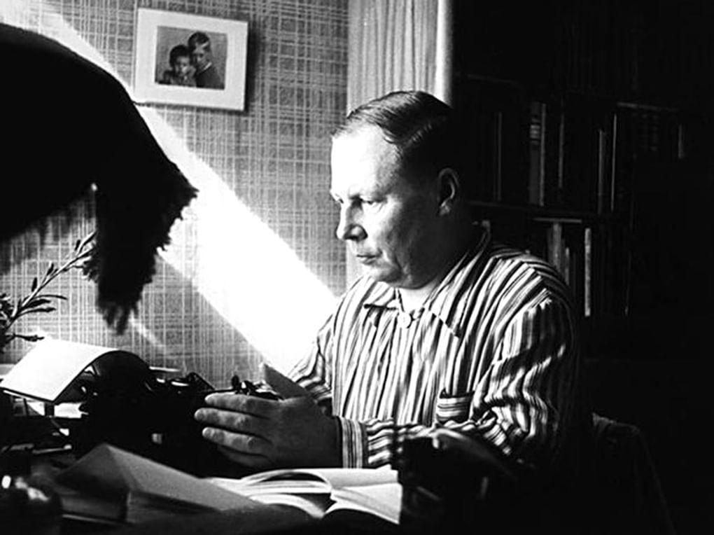 Николай Заболоцкий за работой. Москва, 1953 год. Иллюстрация к книге Никиты Заболоцкого «Жизнь Н.А. Заболоцкого». Москва: издательство «Согласие», 1998
