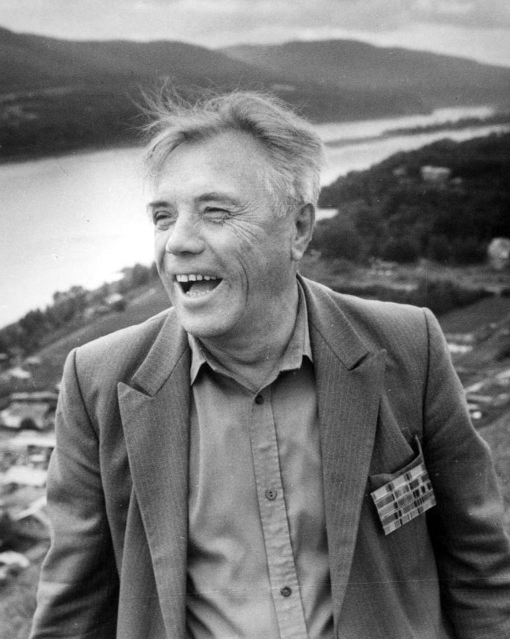 Виктор Астафьев в Академгородке. Красноярский край, 1987 год. Фотография: Юрий Ищенко / Красноярский краевой краеведческий музей, Красноярск 