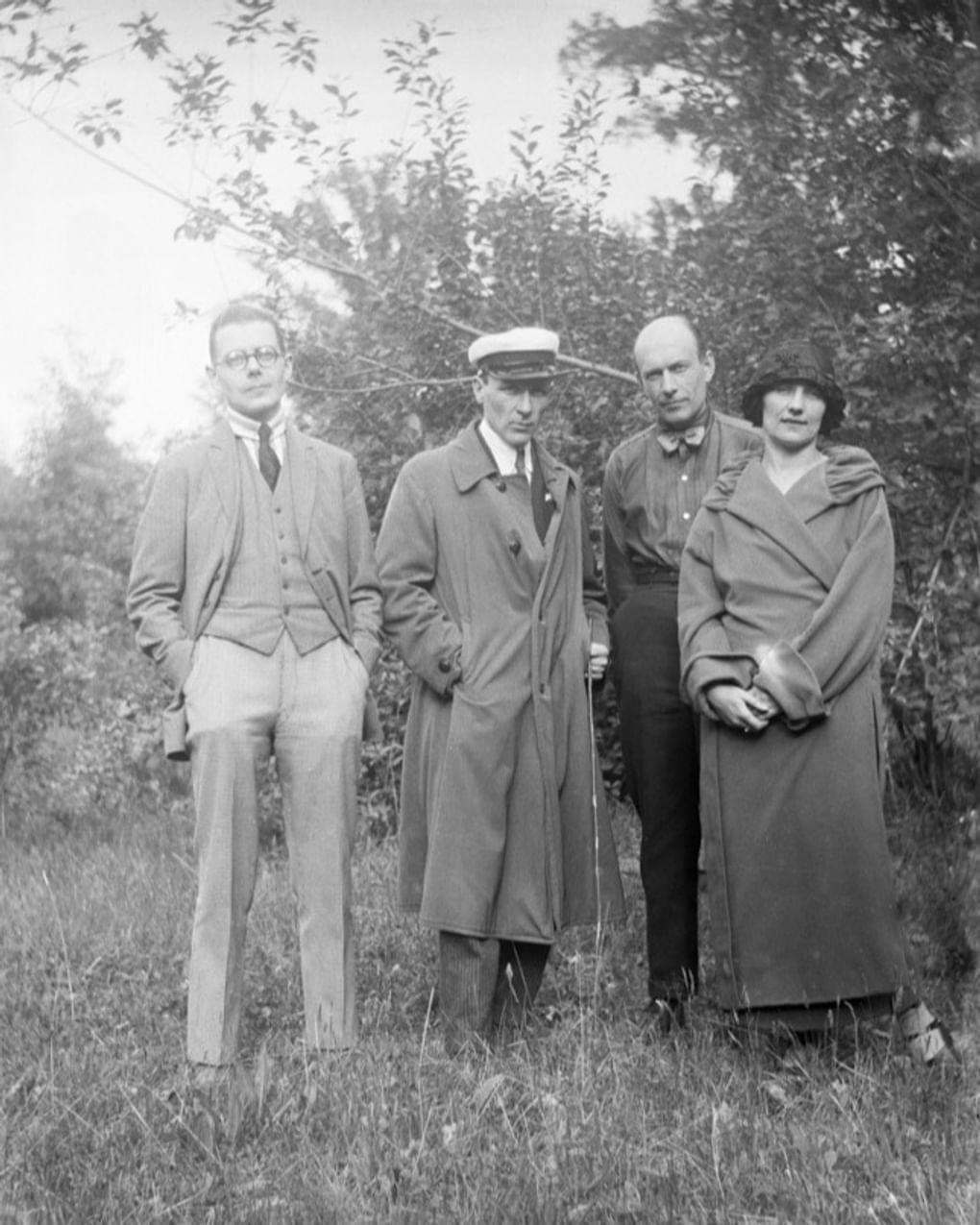 Михаил Булгаков (второй слева) со второй женой – Любовью Белозерской. 1926. Москва. Музей М.А. Булгакова, Москва