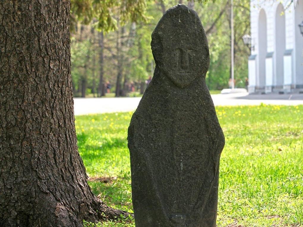 «Каменные бабы» в Университетской роще, Томск. Фотография: <a href="https://chemodanus.ru/" target="_blank">chemodanus.ru</a>