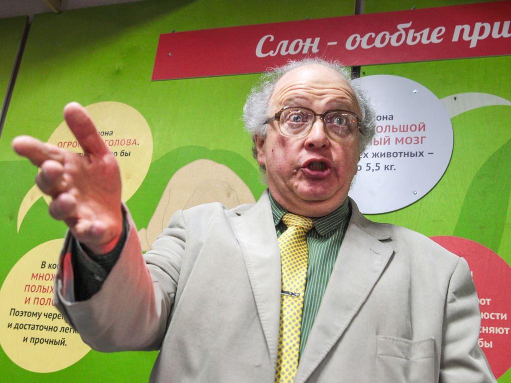 Павел Любимцев проводит экскурсию в музее слонов в Московском зоопарке. 2016 год. Фотография: Владимир Гердо / ТАСС