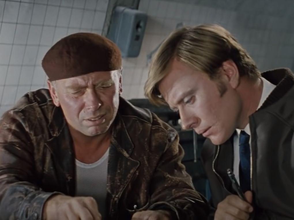 Кадр из художественного фильма Леонида Гайдая «Бриллиантовая рука» (1968)