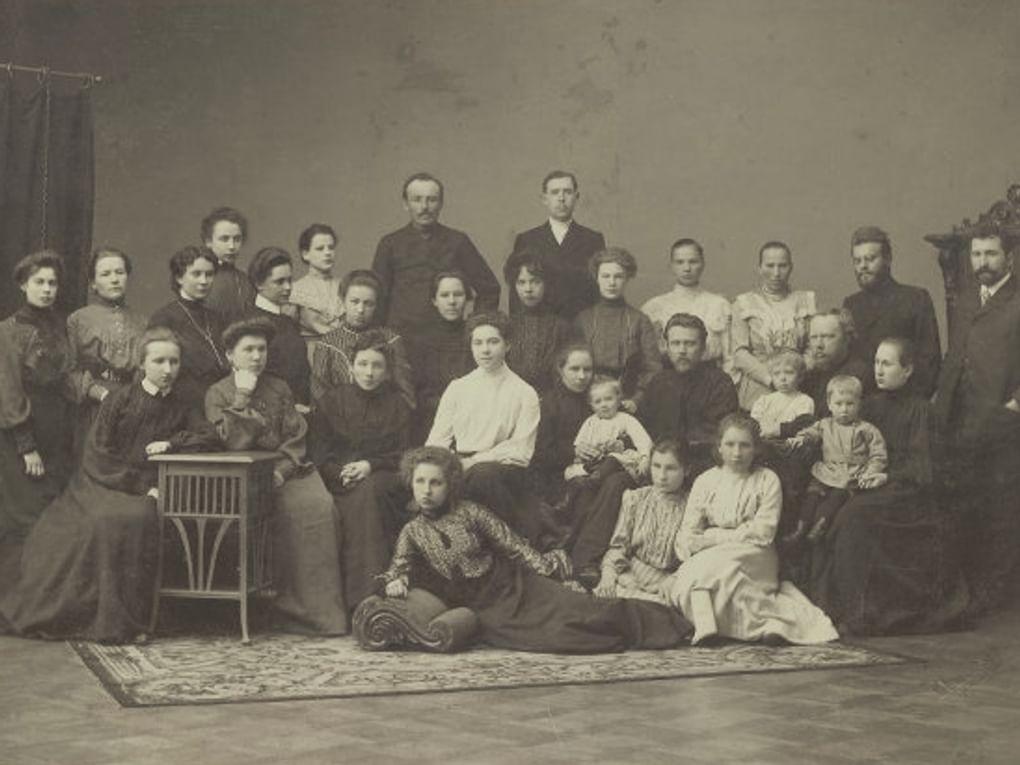 Большая группа сотрудников издательства «Посредник». Москва, 1905 год. Фотография: Государственный музей Л.Н. Толстого, Москва