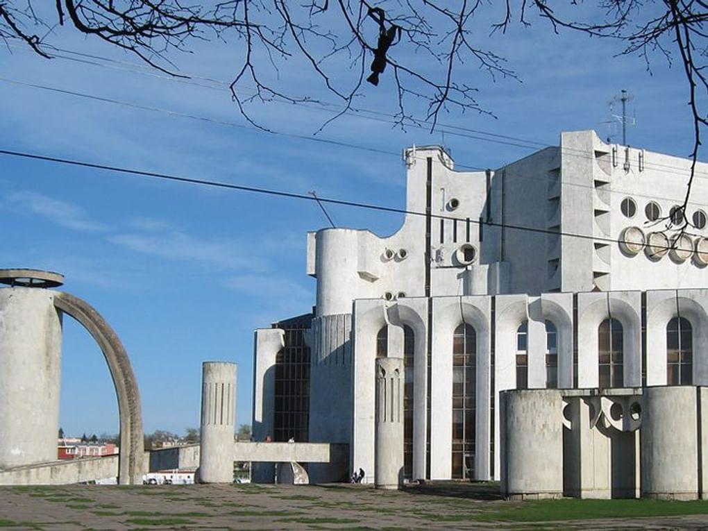 Новгородский академический театр драмы им. Ф.М. Достоевского. Великий Новгород. Архитектор Владимир Сомов. Фотография: <a href="https://teatrvn.ru/about/" target="_blank">teatrvn.ru</a>