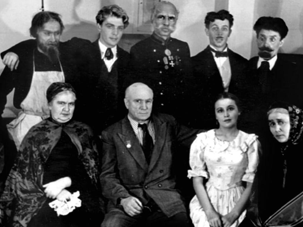 Олег Стриженов (в верхнем ряду второй слева) в роли Платона Зыбкина в дипломном спектакле «Правда хорошо, а счастье лучше». 1953. Театральное училище имени Б.В. Щукина, Москва. Иллюстрация из книги Олега Стриженова «Исповедь». Москва: Издательство «Алгоритм», 1999