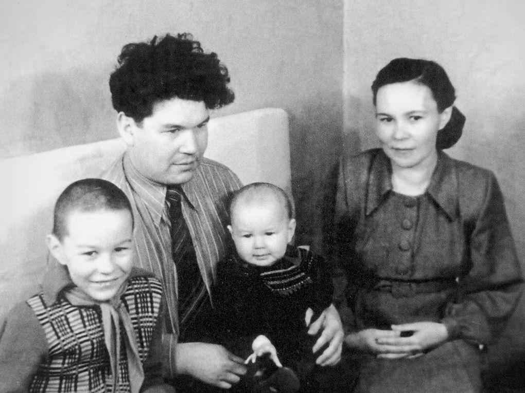 Мустай Карим в кругу семьи. 1952. Фотография: proufu.ru