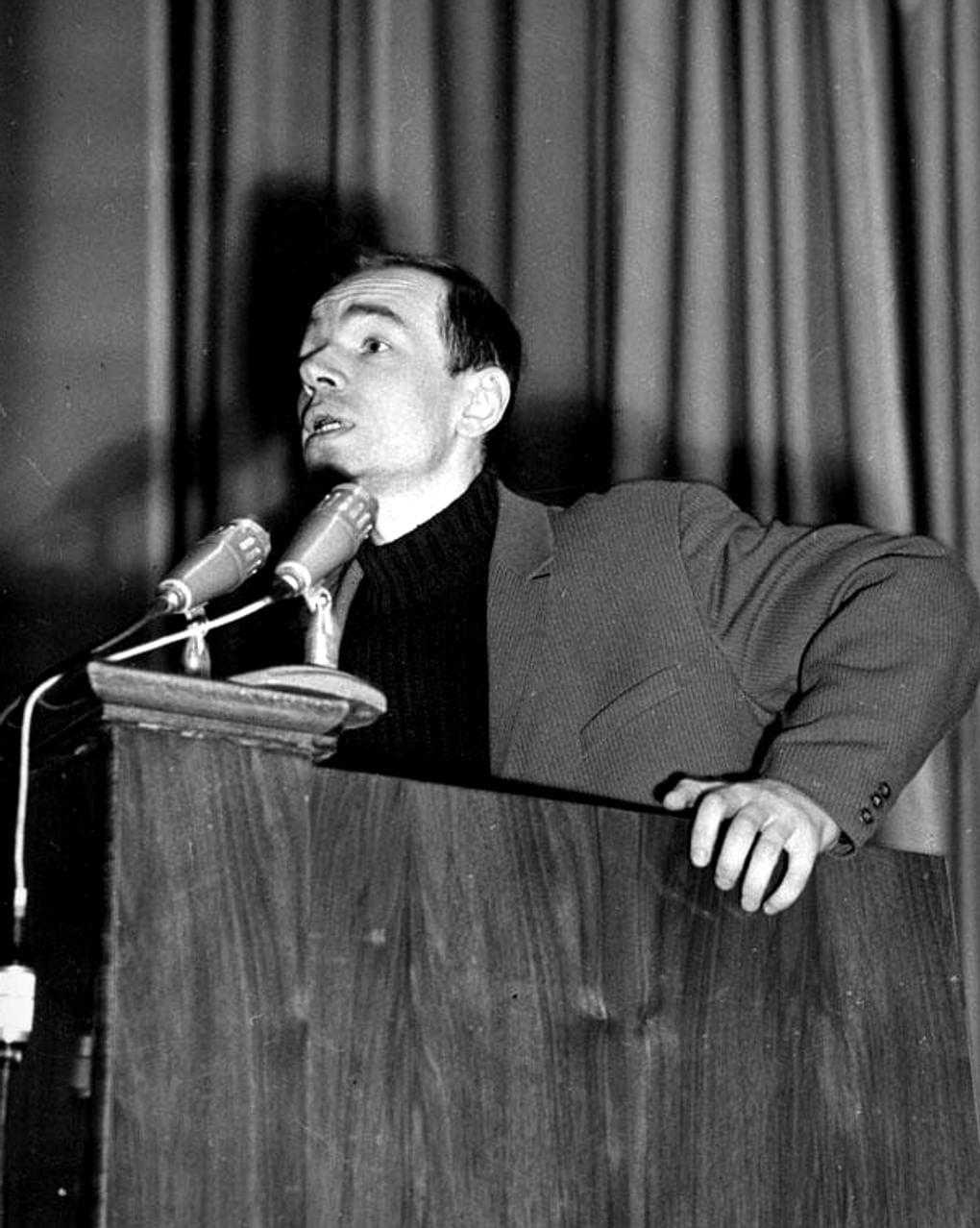 Андрей Вознесенский во время выступления в Центральном Доме литераторов на юбилее поэта Виктора Бокова. Москва, 1964 год. Фотография: Сергей Васин / Государственный литературно-мемориальный музей Анны Ахматовой в Фонтанном Доме, Санкт-Петербург
