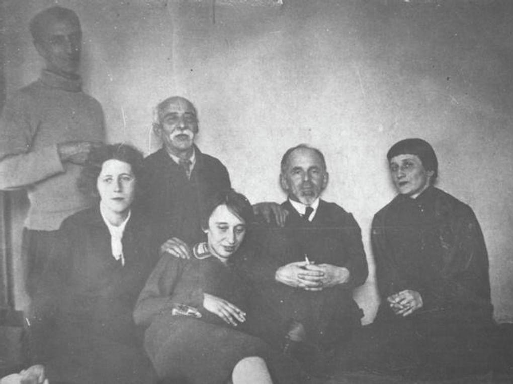 Поэтесса Анна Ахматова (справа) в гостях у Осипа Мандельштама и его жены Надежды Мандельштам (в центре). Москва, 1934 год. Фотография: Государственный литературно-мемориальный музей Анны Ахматовой в Фонтанном Доме, Санкт-Петербург