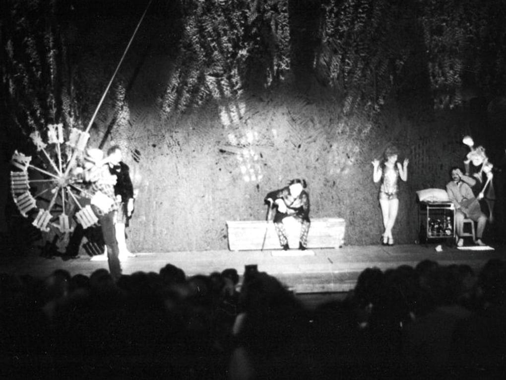 Сцена из спектакля Юрия Любимова «Мастер и Маргарита». Московский театр на Таганке, Москва, 1977 год. Фотография: Виктор Баженов / Государственный центральный театральный музей имени А.А. Бахрушина, Москва