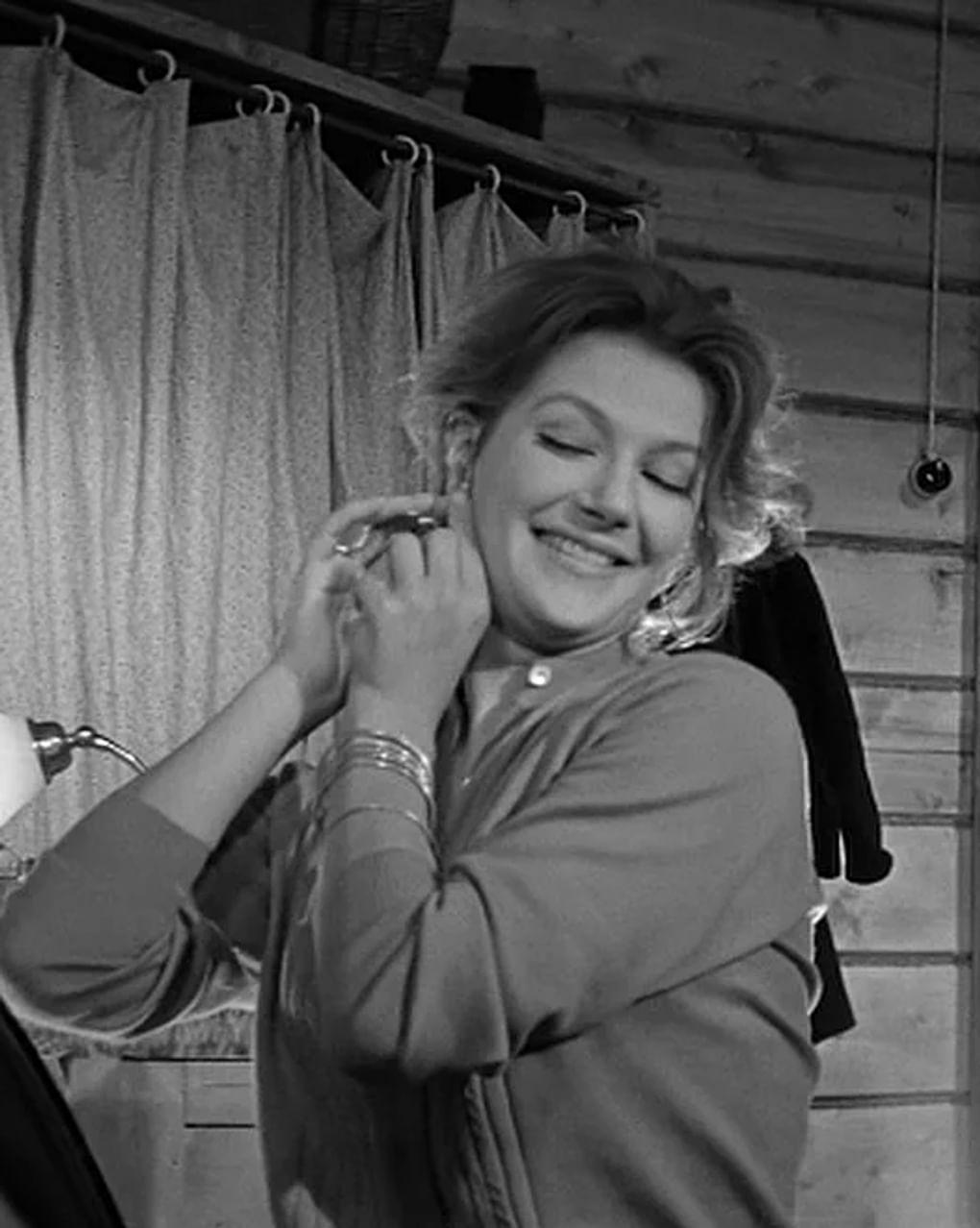 Светлана Дружинина в роли телефонистки Анфисы в художественном фильме Юрия Чулюкина «Девчата» (1961)