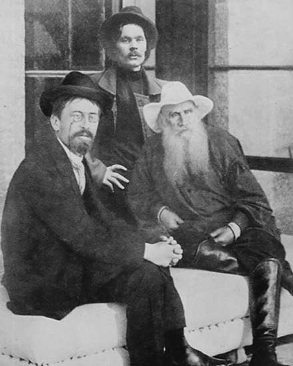 Писатели Максим Горький (во втором ряду), Антон Чехов (в первом ряду слева) и Лев Толстой. Начало ХХ века. Нижегородский государственный историко-архитектурный музей-заповедник, Нижний Новгород