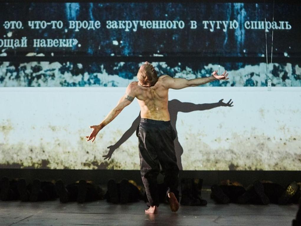 Сцена из спектакля Максима Диденко «Я здесь». Театр «Старый дом», Новосибирск. Фотография: <a href="https://www.goldenmask.ru/spect_1531.html" target="_blank">goldenmask.ru</a>
