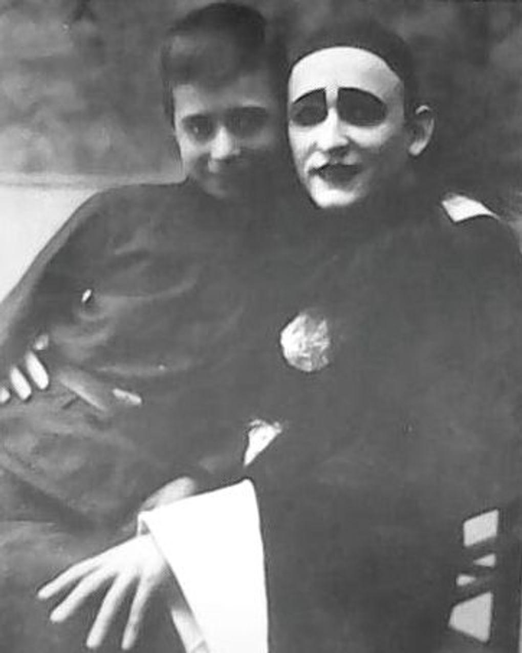 Александр Вертинский в образе Пьеро со своим парикмахером Ваней. Москва. Фотография: Адольф Горнштейн / Государственный музей истории российской литературы имени В.И. Даля (Государственный литературный музей), Москва