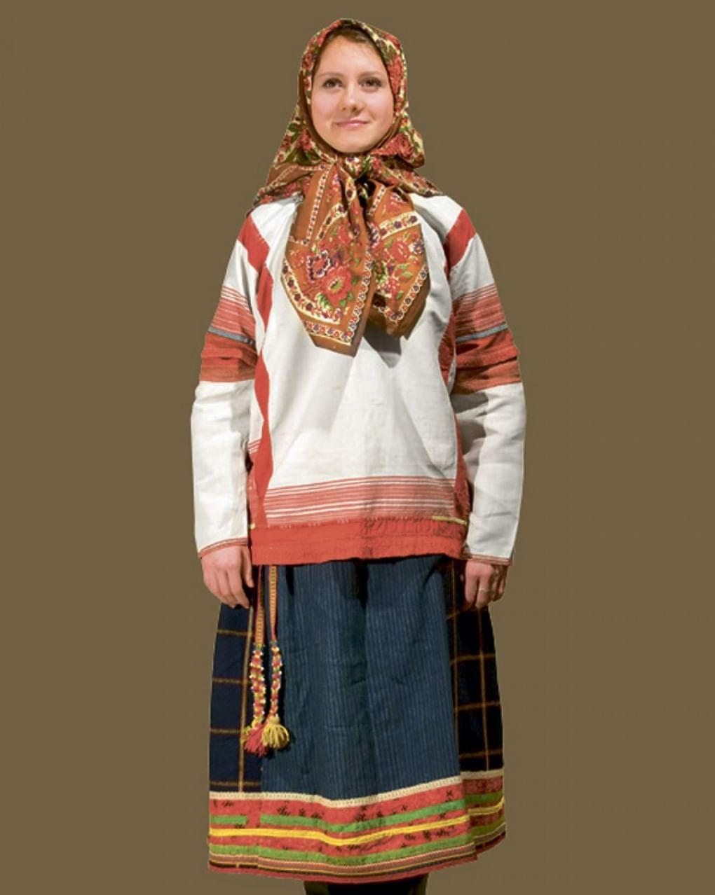 Женский костюм, конец ХIХ — начало XX века, Пензенская область. Фотография из альбома С.А. Глебушкина «Традиционный русский костюм ХIХ — начала ХХ века из собрания Сергея Глебушкина» (издательство «Северный паломник», 2008)