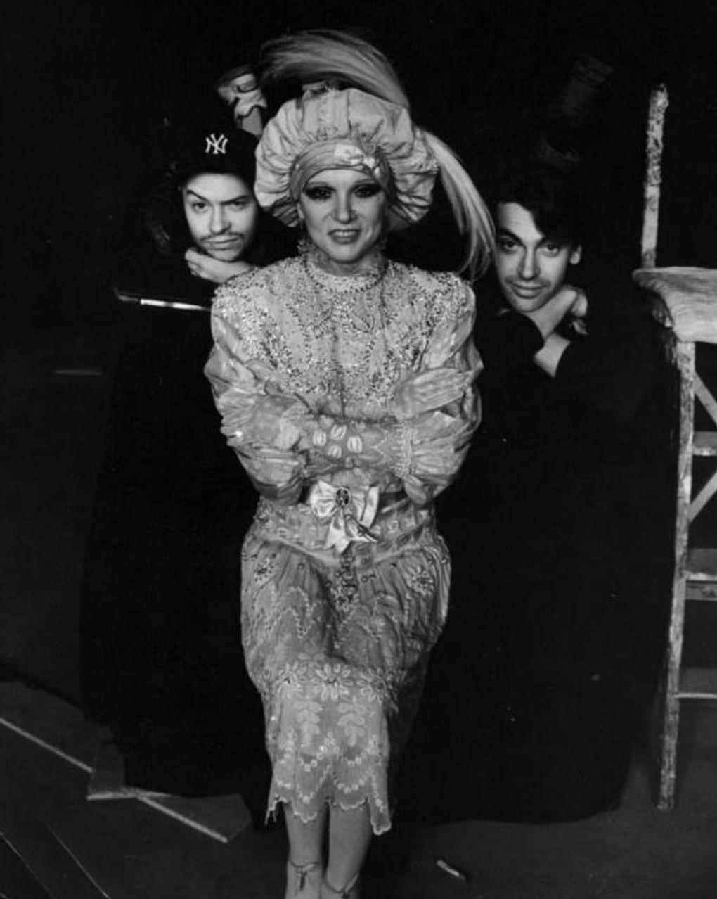 Сын Светланы Дружининой — кинооператор и продюсер Михаил Мукасей (справа), актриса Людмила Гурченко и актер Федор Бондарчук на съемках видеоклипа «Люся». 1993 год. Фотография: Игорь Гневашев / Государственный центральный театральный музей имени А.А. Бахрушина, Москва