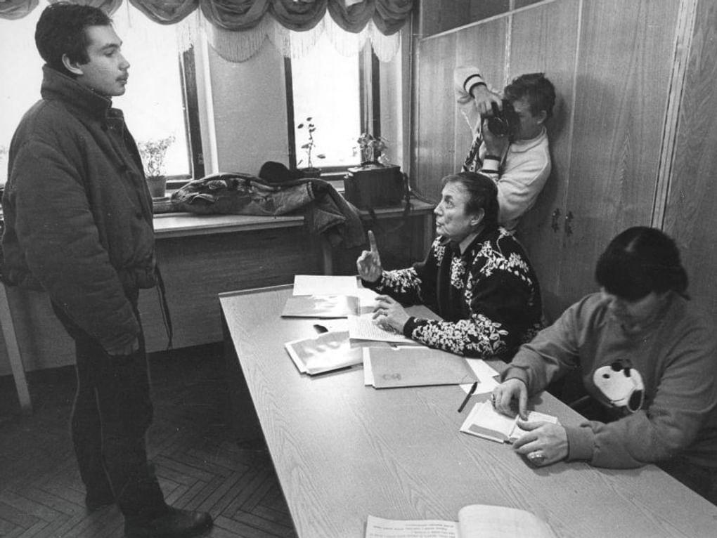 Евгений Евтушенко (сидит) на киностудии «Мосфильм» ведет отбор на роли в своем художественном фильме «Похороны Сталина». Москва, 1989 год. Фотография: Музейное объединение «Музей Москвы», Москва