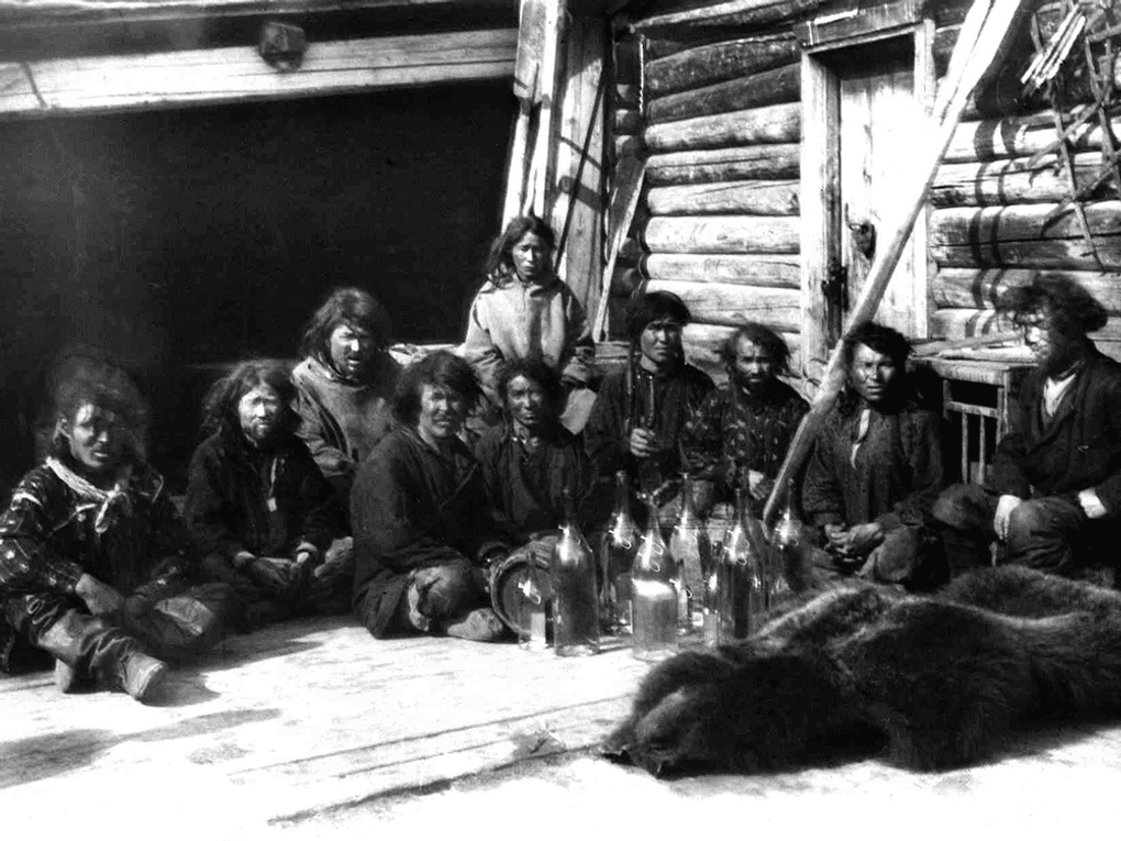 Ханты во дворе торговца в селе Самарово. Изображение предоставлено Музеем природы и человека, Ханты-Мансийск