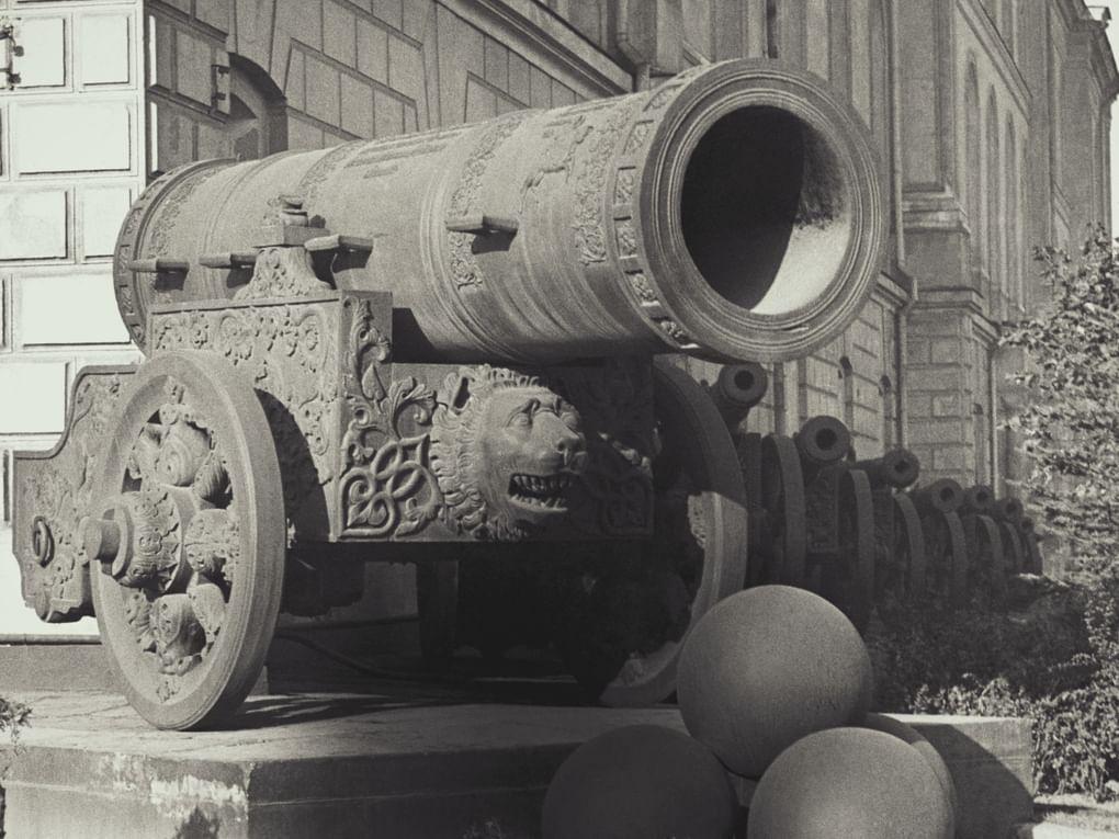Царь-пушка в Московском Кремле. Москва, 1949 год. Фотография: ТАСС