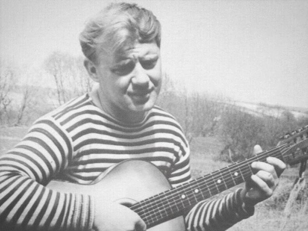 Юрий Визбор в туристском походе. 1963. Иллюстрация из книги Юрия Визбора «Стихотворения и песни. Сочинения в двух томах». Москва: Издательство «Локид», 1999