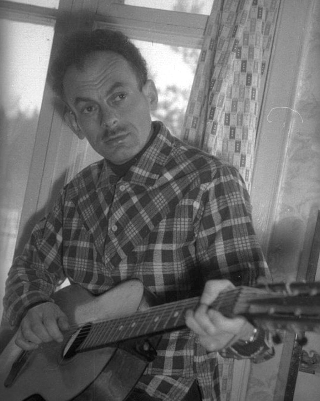 Булат Окуджава. Переделкино, Московская область, 1962 год. Фотография: Сергей Васин / Мультимедиа Арт Музей, Москва