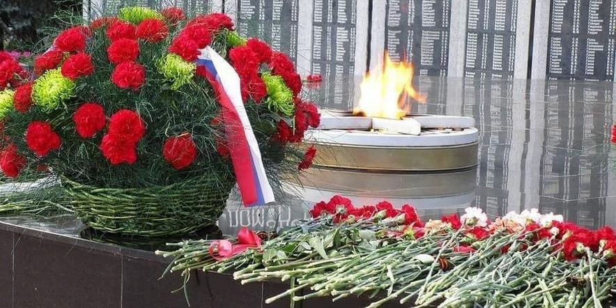 Основное изображение для события Возложение венков и цветов у памятника погибшим воинам в ВОВ