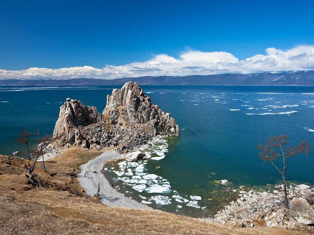 Льдины у скалы Шаманки. Озеро Байкал, Иркутская область, Республика Бурятия. Фотография: Виктория Катьянова / фотобанк «Лори»