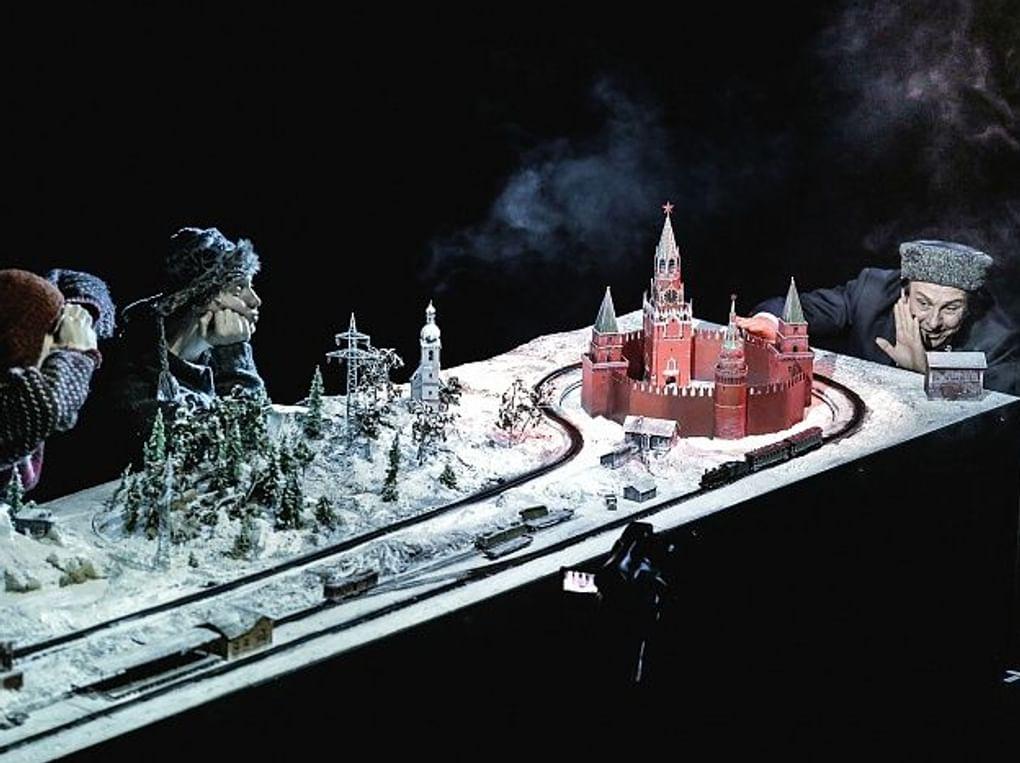 Сцена из спектакля Михаила Патласова «Чук и Гек». Александринский театр, Санкт-Петербург. Фотография: <a href="https://alexandrinsky.ru/afisha-i-bilety/chuk-i-gek/" target="_blank">alexandrinsky.ru</a>