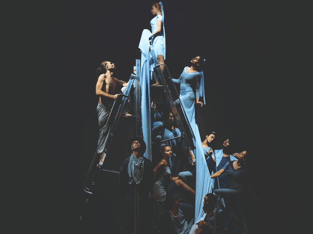 Сцена из спектакля Саши Сумм «Позор Солнца». Театр Мимики и жеста, Москва. Фотография: festival2020.tmig.su