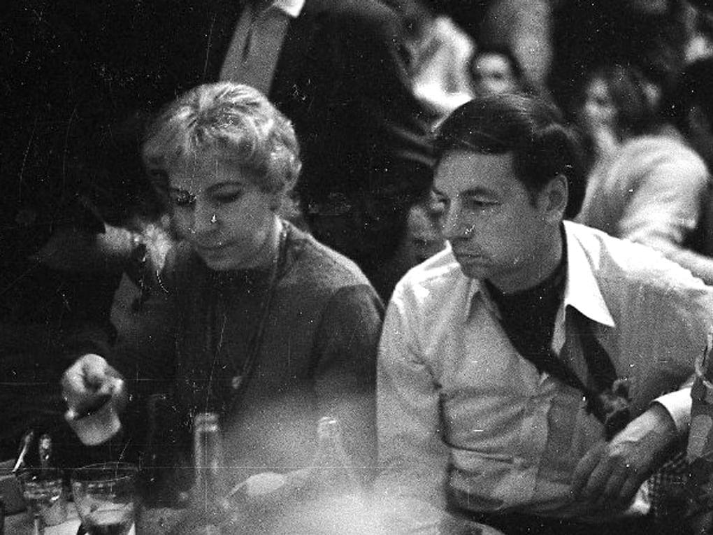 Андрей Вознесенский с женой — писательницей Зоей Богуславской на праздновании 20-летия журнала «Юность». Москва, 1975 год. Фотография: Сергей Васин / Мультимедиа Арт Музей, Москва