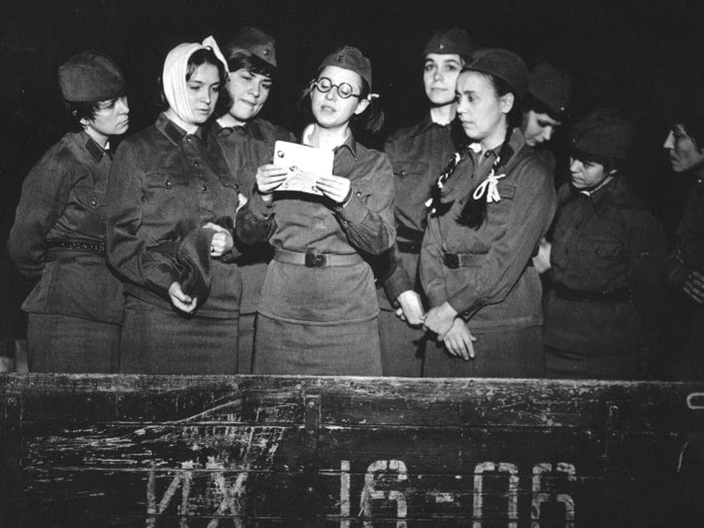 Сцена из спектакля Юрия Любимова «А зори здесь тихие». Московский театр драмы и комедии на Таганке, Москва, 1971 год. Фотография: Государственный центральный театральный музей имени А.А. Бахрушина, Москва
