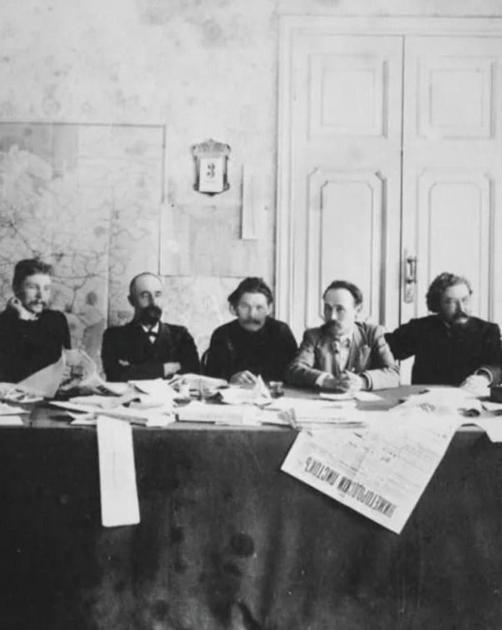 Максим Горький (в центре) среди сотрудников «Нижегородского листка». Нижний Новгород, 1899 год. Фотография: Климовский историко-краеведческий музей, Подольск, Московская область