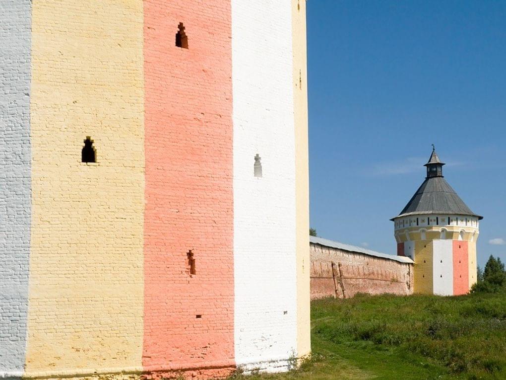 Башни Спасо-Прилуцкого монастыря. Вологда. Фотография: Александр Щепин / фотобанк «Лори»
