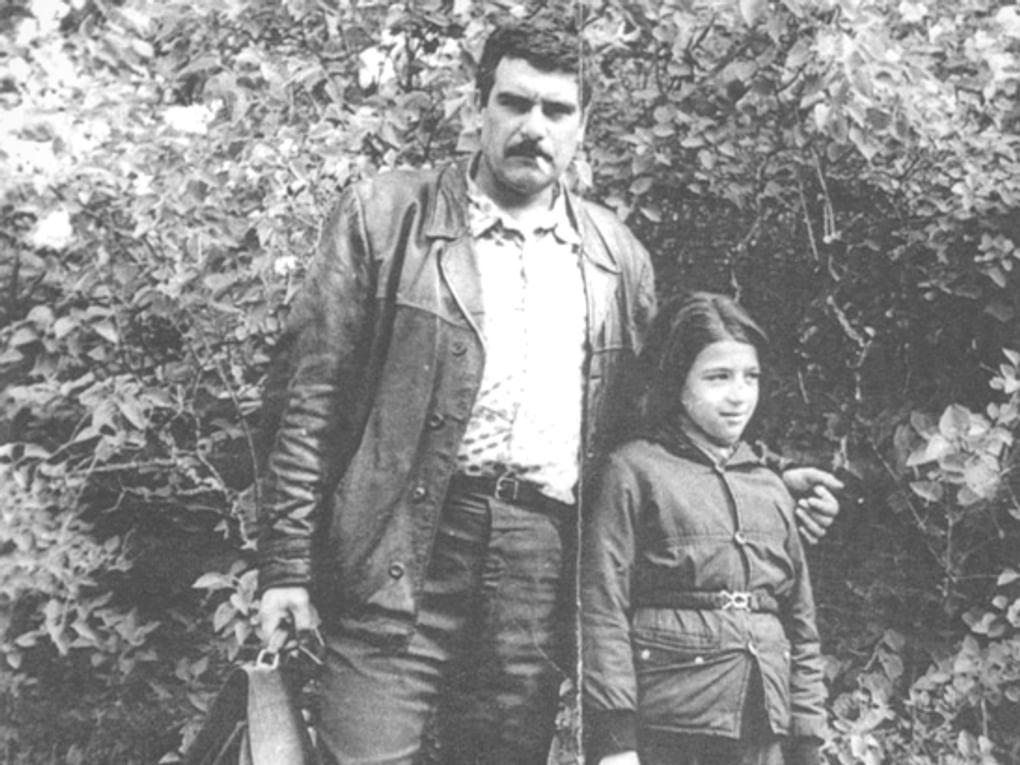 Сергей Довлатов с дочерью Катей в Пушкинских Горах. Псковская область, 1977 год. Иллюстрация из книги Владимира Соловьева и Елены Клепиковой «Быть Сергеем Довлатовым. Трагедия веселого человека». Москва‎: издательство «Рипол-Классик», 2014