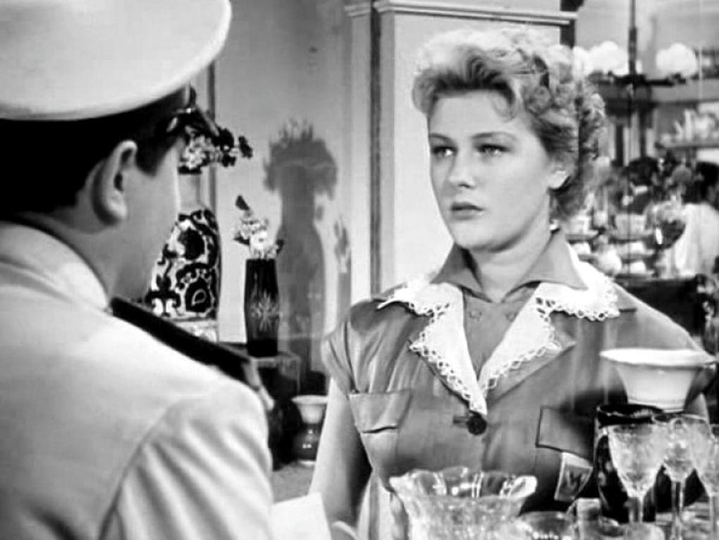 Светлана Дружинина в роли продавца Сони Божко в художественном фильме Самсона Самсонова «За витриной универмага» (1955)