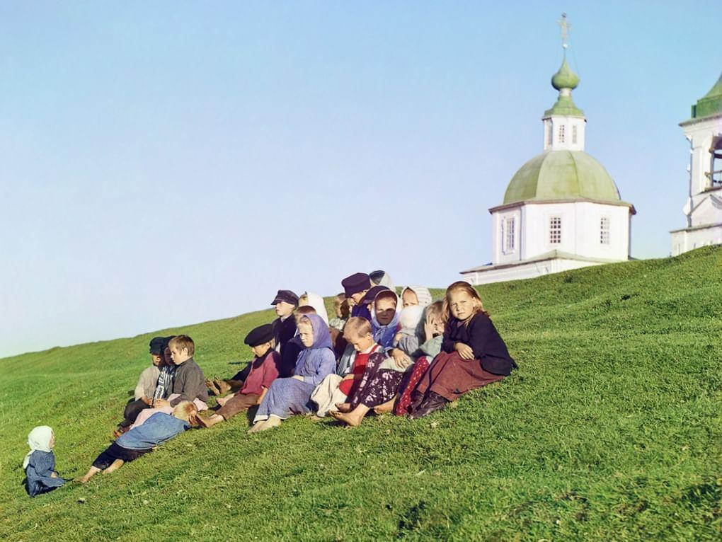 Группа детей. Белозерск, Вологодская область, 1909 год. Фотография: Сергей Прокудин-Горский / Библиотека Конгресса США, Вашингтон, США / <a href="http://www.prokudin-gorskiy.ru/" target="_blank">prokudin-gorskiy.ru</a>