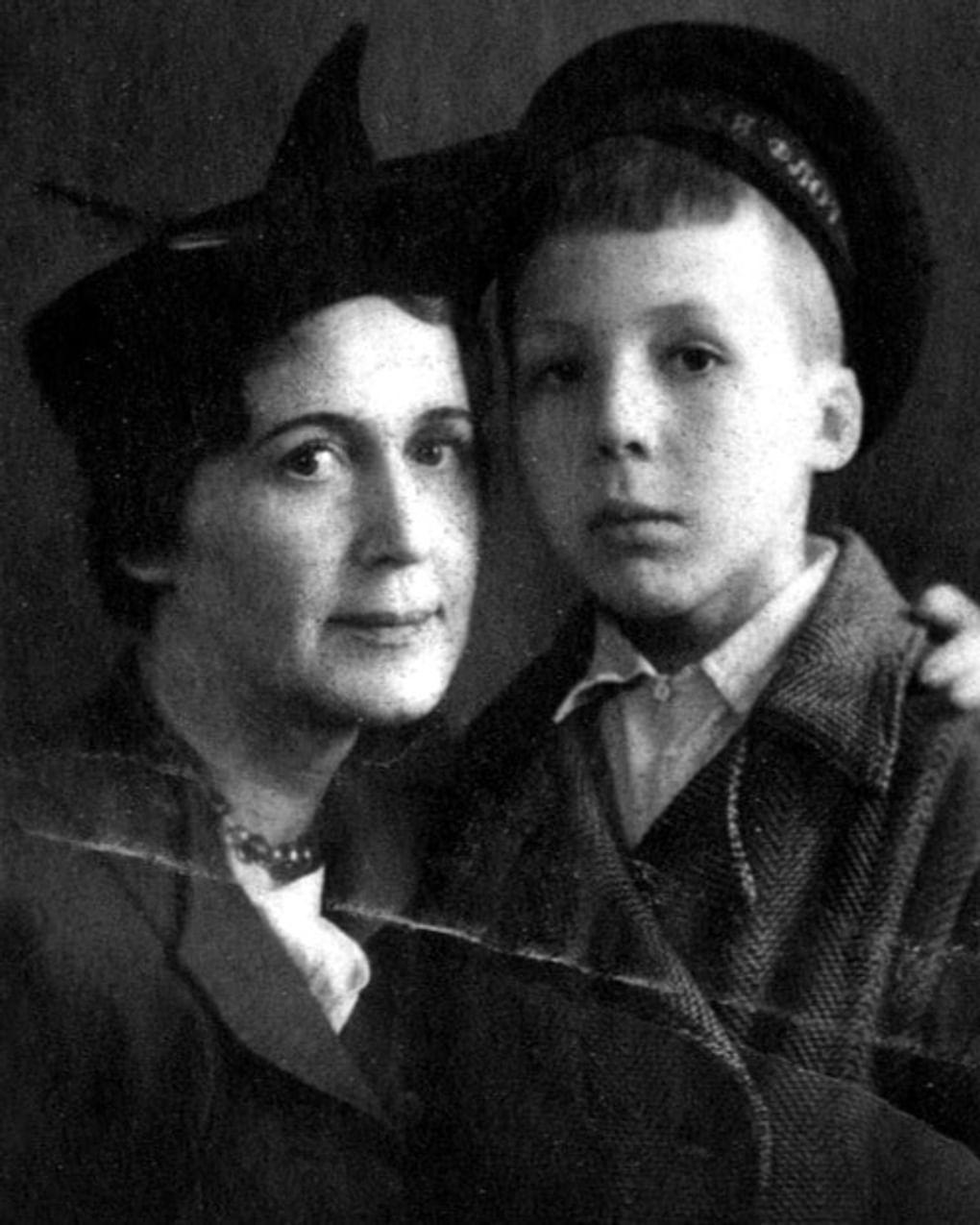 Андрей Битов в детстве с матерью Ольгой Кедровой после войны. Иллюстрация из книги Анны Бердичевской «Битов, или Новые сведения о человеке» из серии «Гений места. Проза про писателей». Москва: Издательство «Эксмо», 2020
