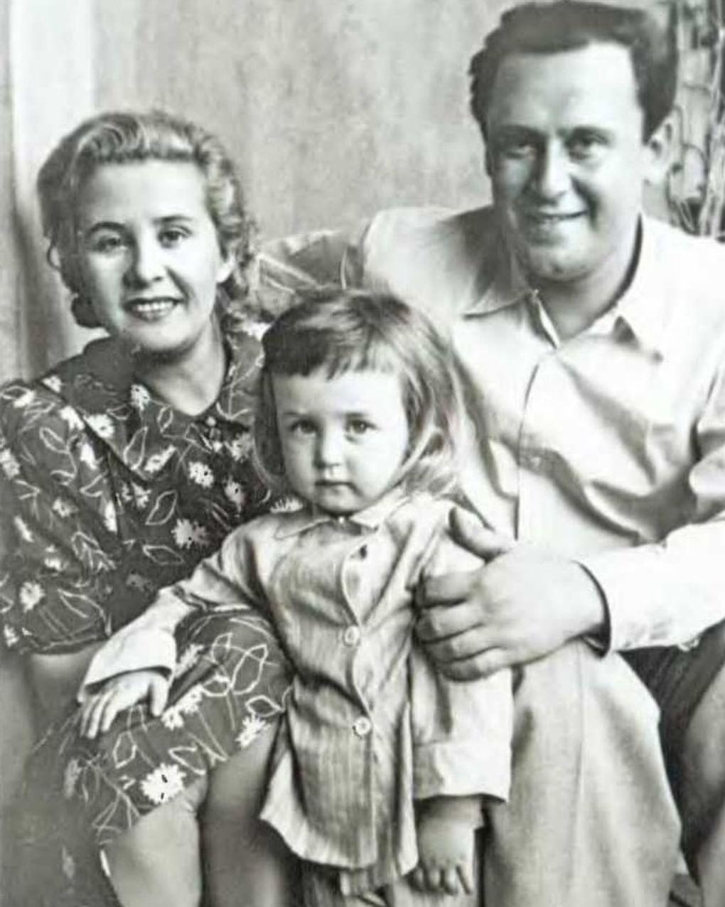 Борис Ливанов с женой Евгенией и сыном Василием. Фотография: 24smi.org
