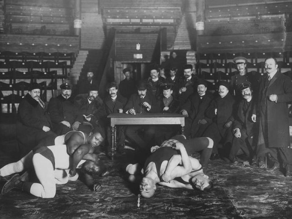 Выступление борцов в Цирке Чинизелли. Санкт-Петербург, 1912 год. Фотография: Карл Булла / Центральный государственный архив кинофотофонодокументов Санкт-Петербурга, Санкт-Петербург