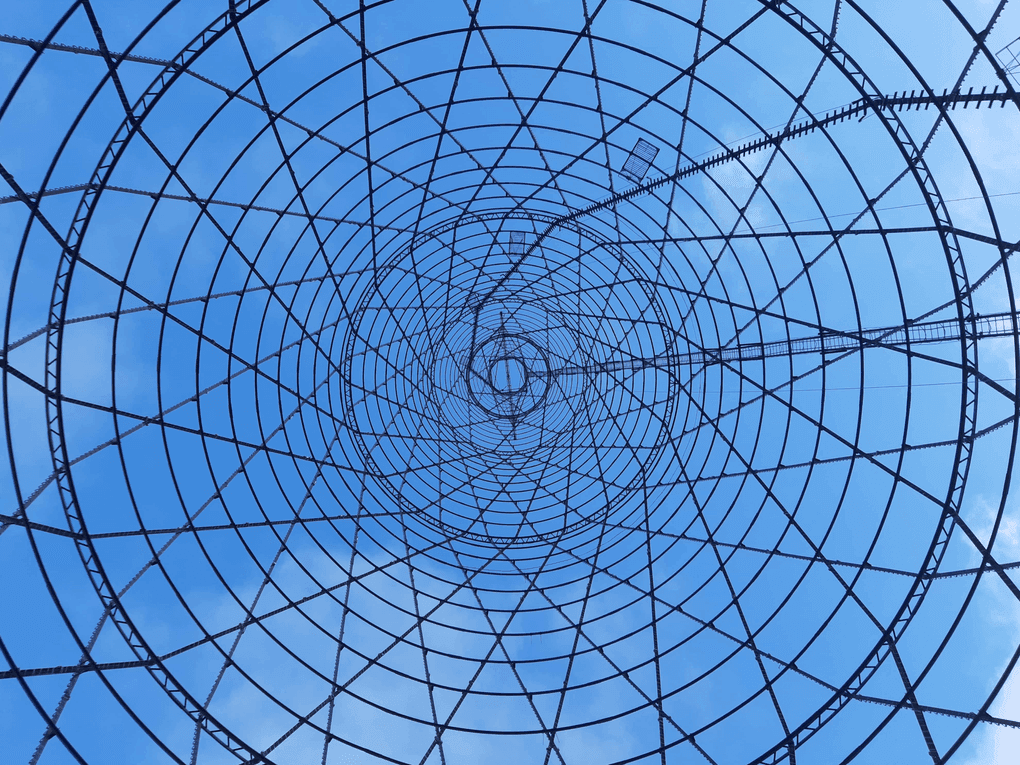 Опоры линии электропередачи на реке Оке. Инженер Владимир Шухов. 1927–1929. Фотография: Марк Акопян / Изображение предоставлено организаторами