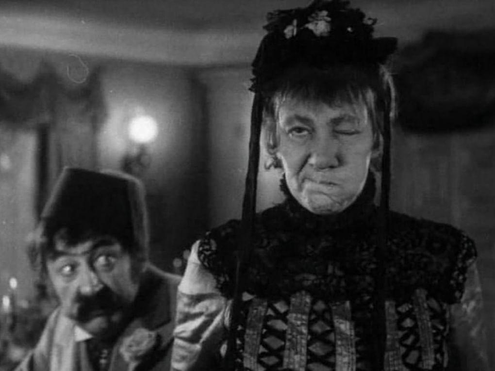 Фаина Раневская в роли Настасьи Тимофеевны в художественном фильме Исидора Анненского «Свадьба» (1944)