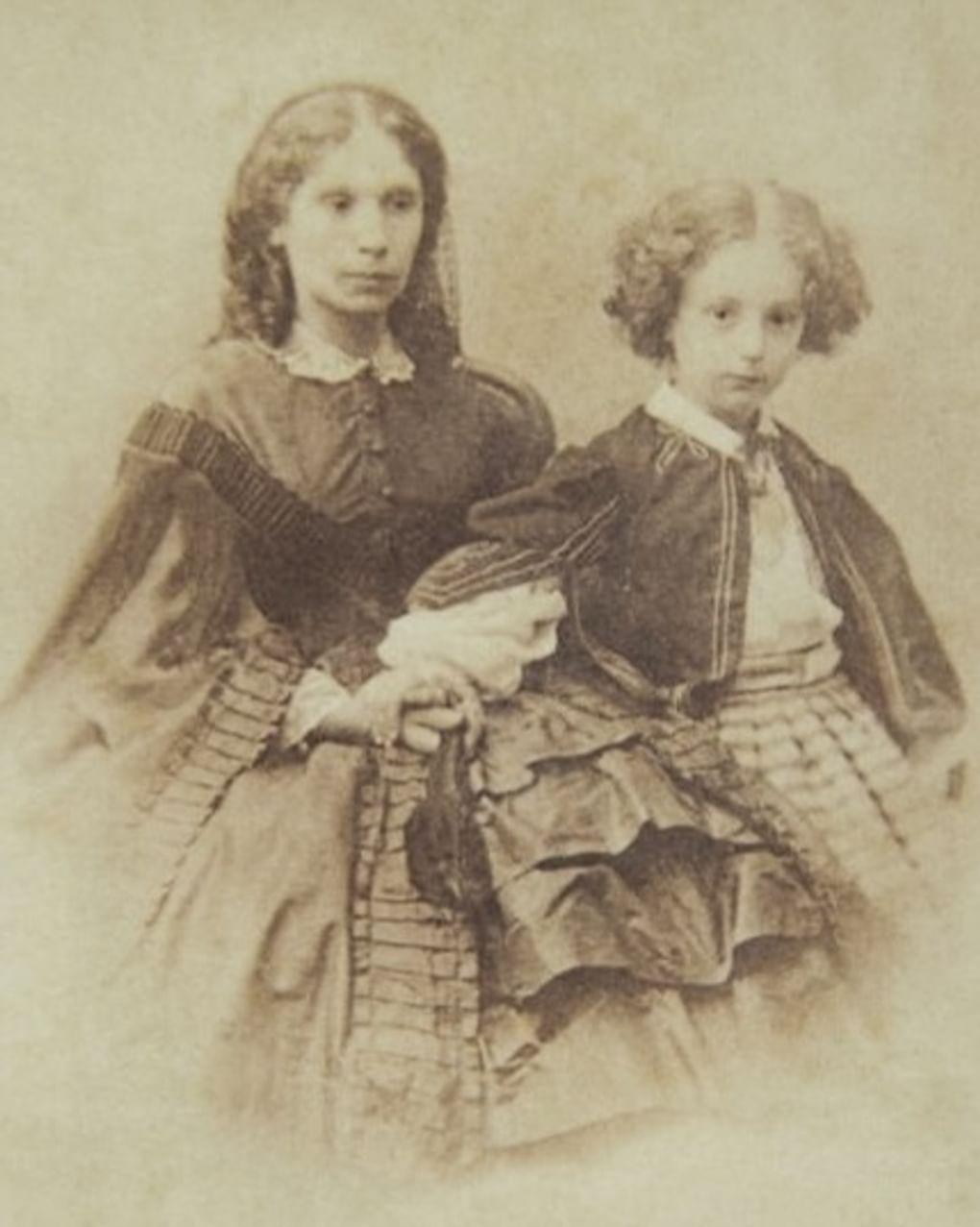Елена Денисьева с дочерью Еленой. 1862–1863. Фотография: ftutchev.ru