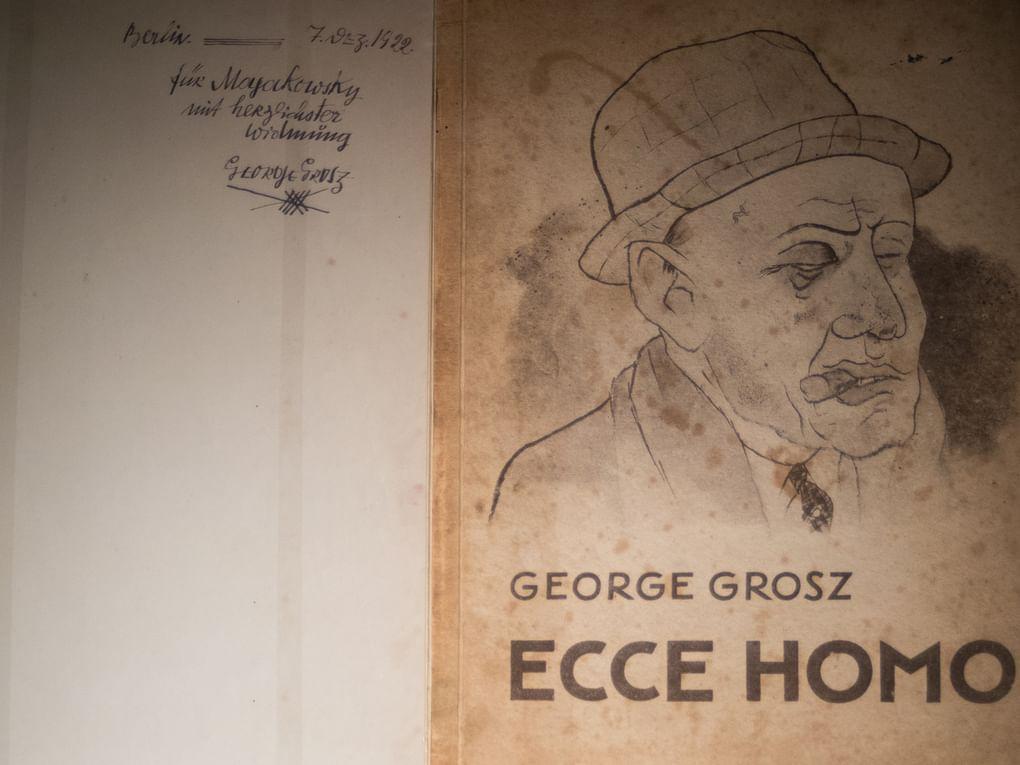 Георг Гросс. Это человек. Берлин, 1922 (на нем. яз.). Дарственная надпись: «Берлин, 7 декабря, 1922 . Маяковскому с сердечным посвящением. Георг Гросс». Государственный музей В.В. Маяковского, Москва
