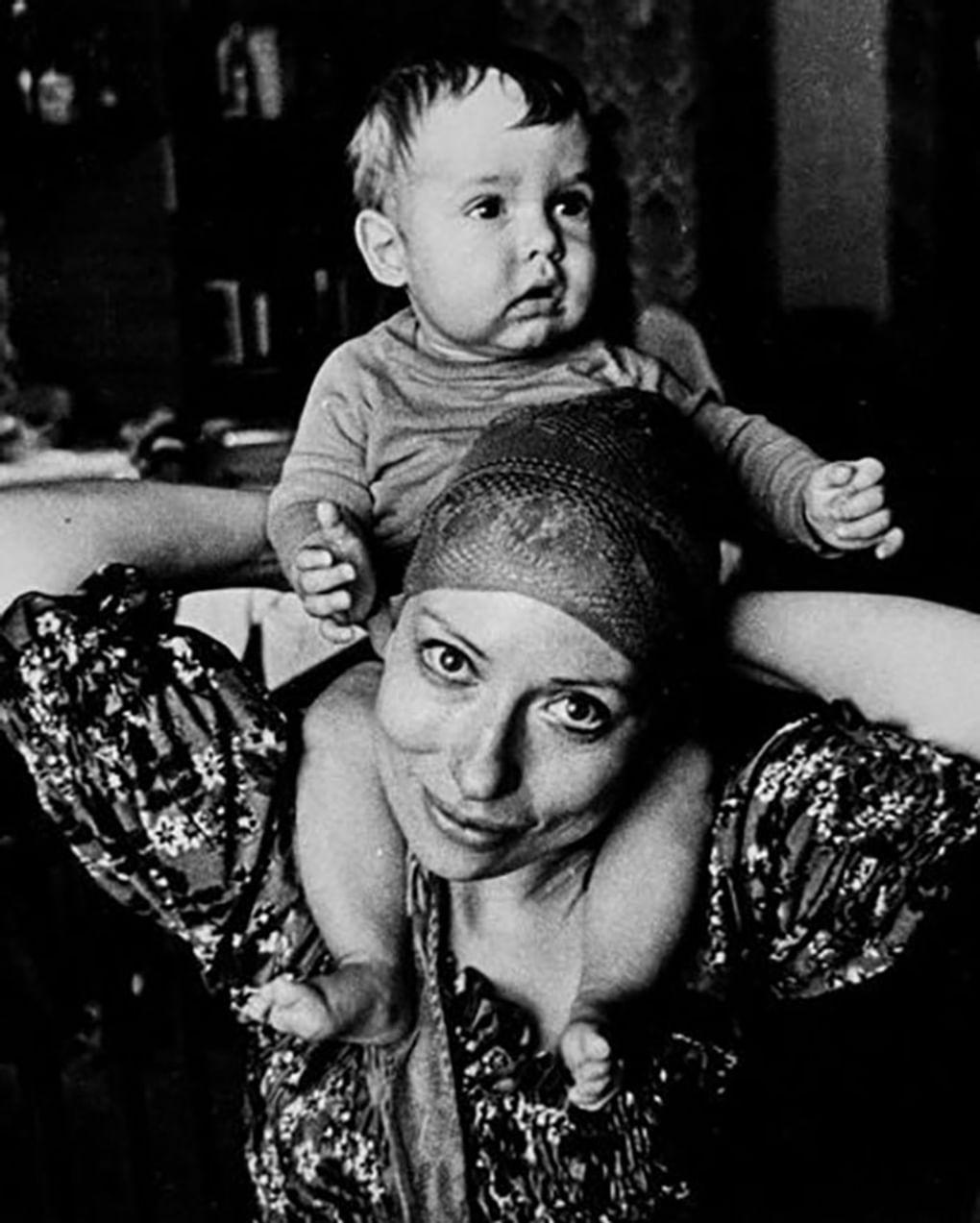 Актриса Инна Чурикова с сыном Иваном. 1979 год. Фотография: Николай Гнисюк / Государственный музейно-выставочный центр РОСФОТО, Санкт-Петербург