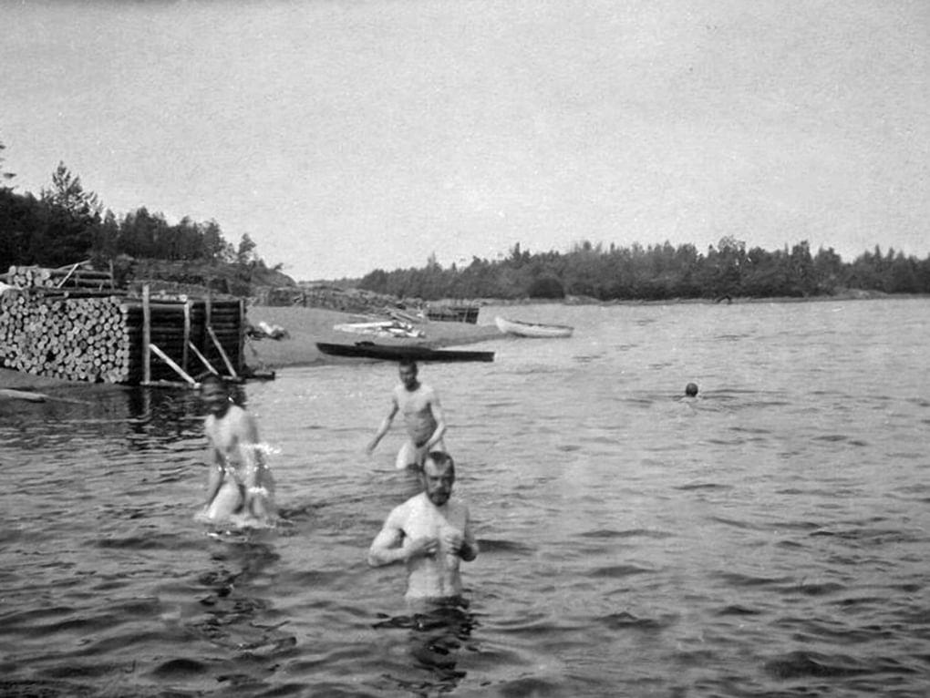 Николай II (в центре) купается. Великое княжество Финляндское, 1912 год. Фотография: Leonoro Karel / <a href="https://russiainphoto.ru/" target="_blank">russiainphoto.ru</a>