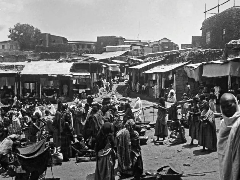 Рынок и площадь в Хараре. Харари. Харар, Эфиопия (Абиссиния), 1913 год. Фотография: Николай Гумилев и Николай Сверчков / Кунсткамера (Музей антропологии и этнографии имени Петра Великого Российской академии наук), Санкт-Петербург